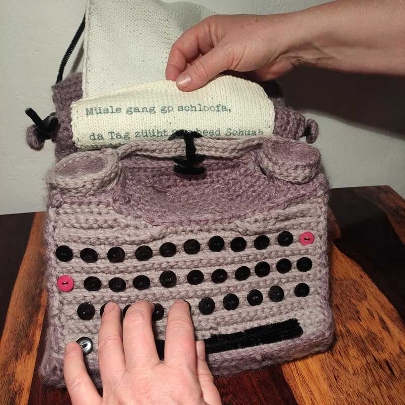 Müsle gang go schrieba, gehäkelt, Soundinstallation, 2023