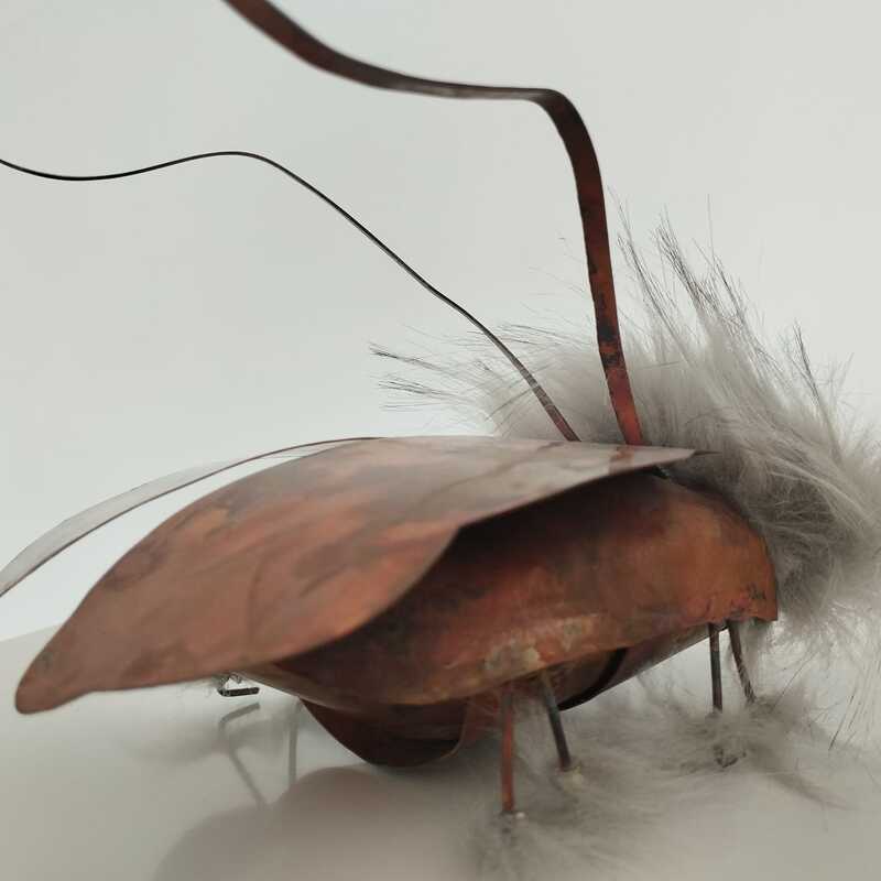 "Was kummt daher und tappat schwer?", Kupfer, Messing und Kunstfell, 2023 