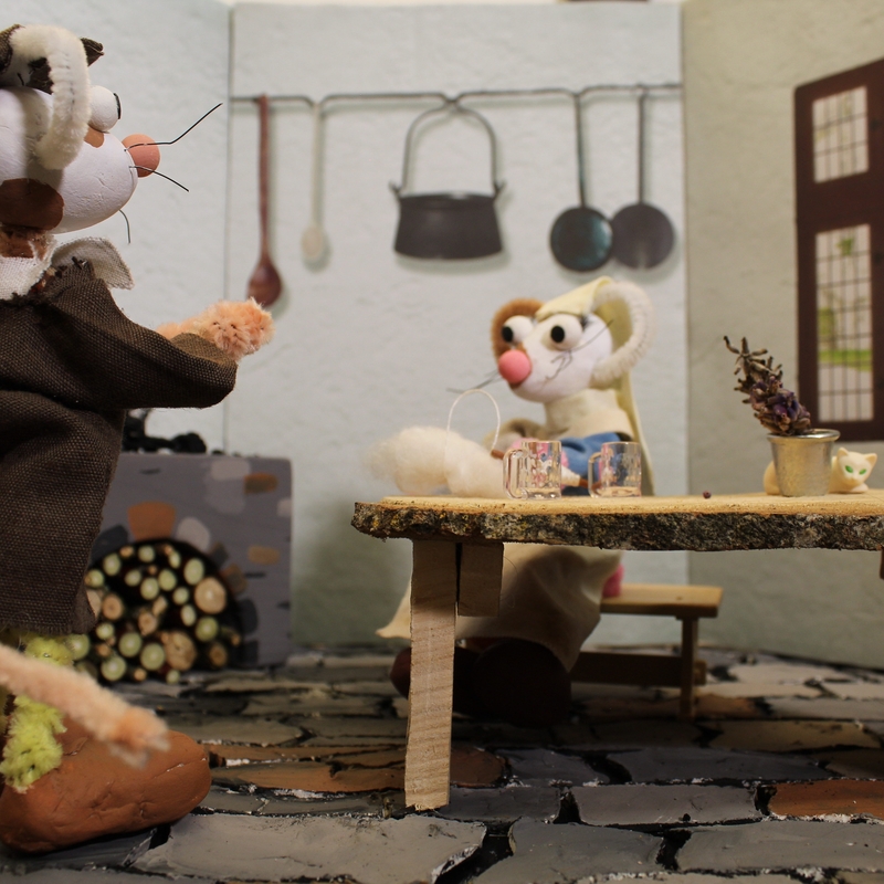 Die Dienstboten und Geschwister Yden und Leynaert unterhalten sich in der Küche des Herrn Arnolfini. Kulisse für den interaktiven Film "Verlierer:innen schreiben Geschichte", 2025. 